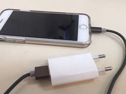 Koboni : un jeune meurt électrocuté en tentant de brancher son téléphone